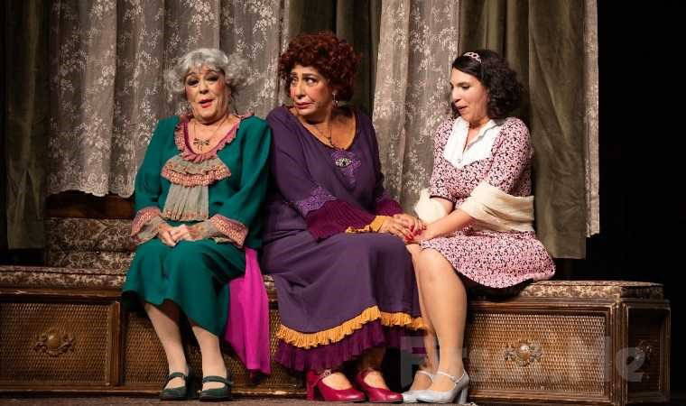 Yaşamını tiyatroya adayan usta oyuncu Suna Keskin, sanat yolculuğunu ‘Ahududu’ oyunuyla kutluyor