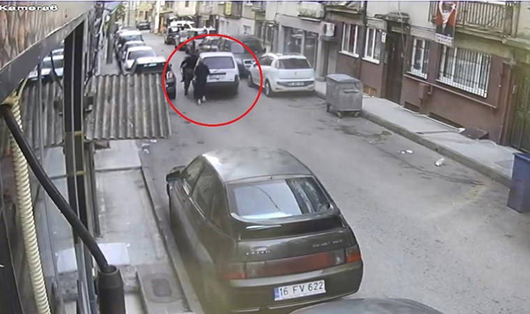 Çalmak istedikleri otomobili çalıştıramayınca, iterek götürdüler; o anlar kamerada