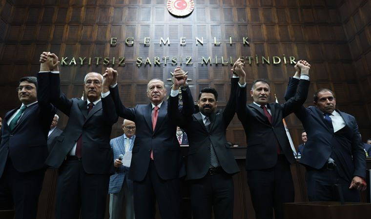 8'i aynı partiden: 7 ilden 13 belediye başkanı AKP'ye katıldı