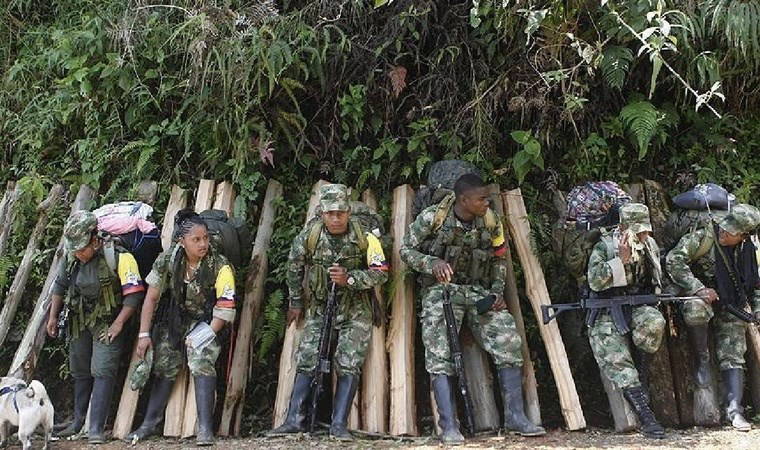 Kolombiya'dan eski FARC üyelerine operasyon: 10 kişi öldü