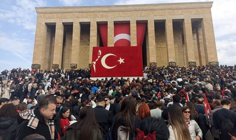 Yurttaşlar Anıtkabir'e akın etti: O'nu kalbimizden silemezler