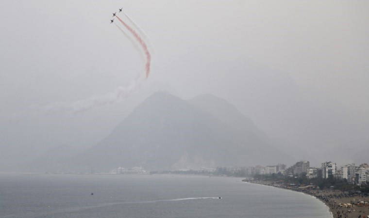 Türk Yıldızları'ndan Ata'ya saygı uçuşu