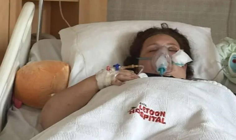 Ölüdeniz’de yemek yiyen çocuk, tepesine inen yamaç paraşütüyle ağır yaralandı