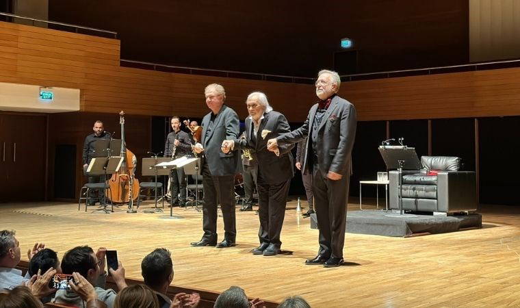 Müjdat Gezen İzmir'de ayakta alkışlandı