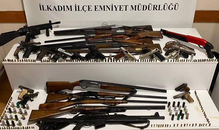 Samsun'da 2 evden çıkanlar şoke etti: 12 ruhsatsız tüfek, 8 kuru sıkı, 159 adet tabanca mermisi, 52 tüfek kartuşu...