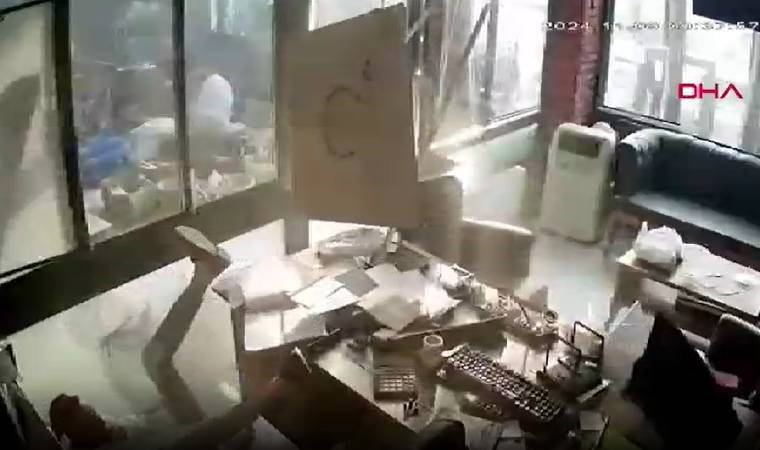 Korku dolu dakikalar... Güvercin beslemek için çıktığı asma tavan çöktü!