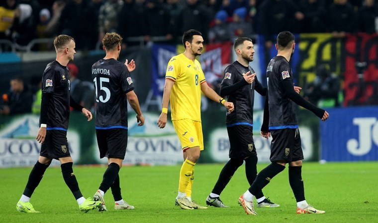 Futbolcular sahadan çekildi