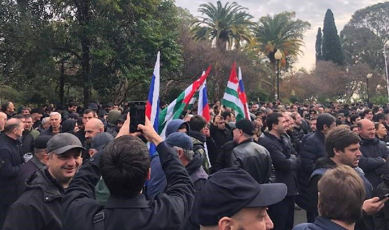 Ayrılıkçı Abhazya’da beklenmedik kriz