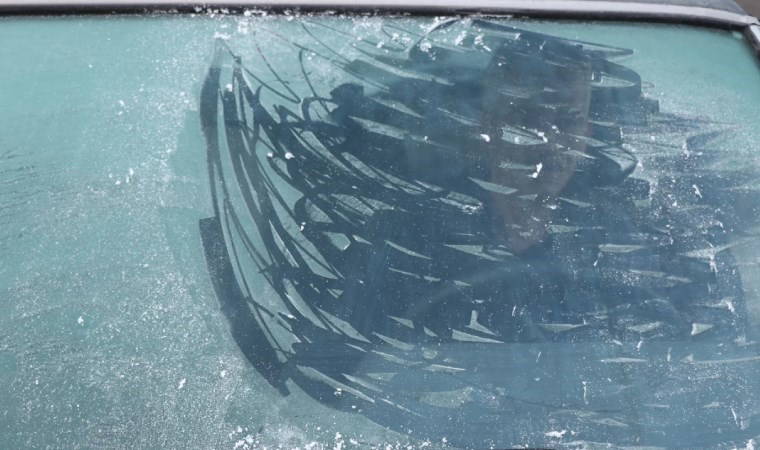 Buzlanan camı zarar vermeden nasıl çözeriz?