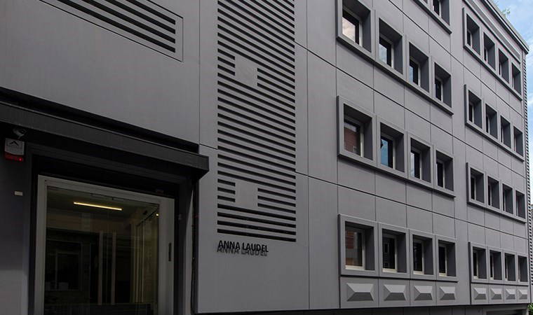 Anna Laudel’de açılan sergi, birbirine zıt malzemeleri birleştiriyor