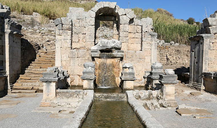 Perge'deki antik çeşmeden 1800 yıl sonra su akmaya başladı