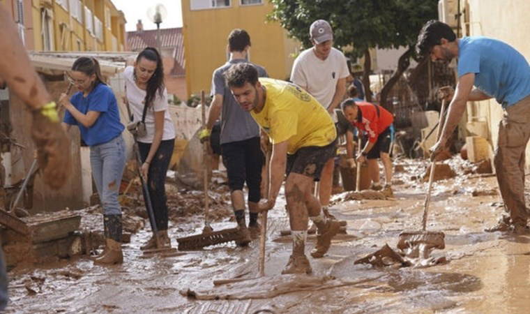 Felaketin yaralarını sarıyorlar...