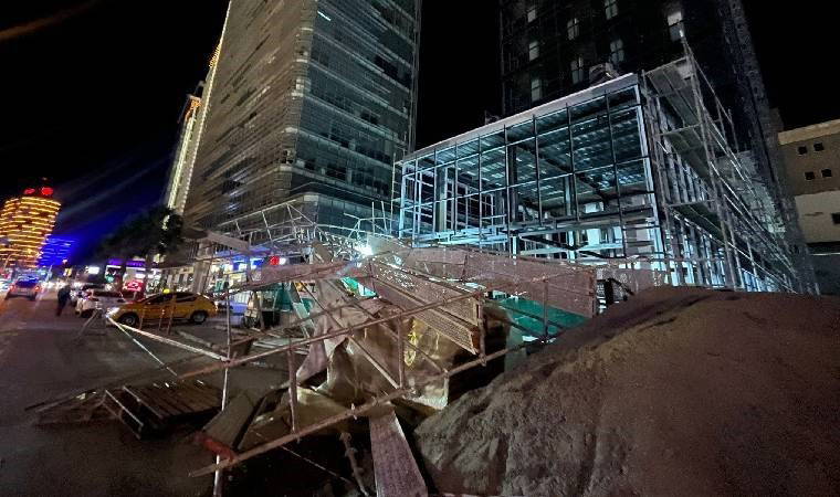 Ağaçlar, tabelalar ve inşaat iskelesi devrildi