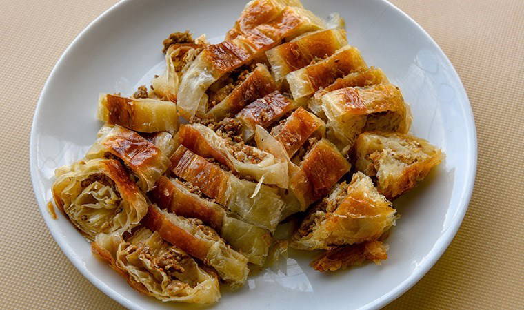 Kıymalı börekten çıkanlar şoke etti...