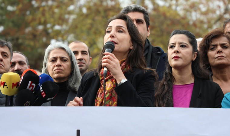 DEM Parti Tunceli Belediyesi önünde... Hatimoğulları'ndan çağrı: 'Buradan Ankara’ya, Saray'a sesleniyorum...'