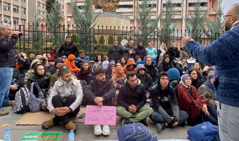 MEB önünde oturma eylemi yapan öğretmenler engelle karşılaştı
