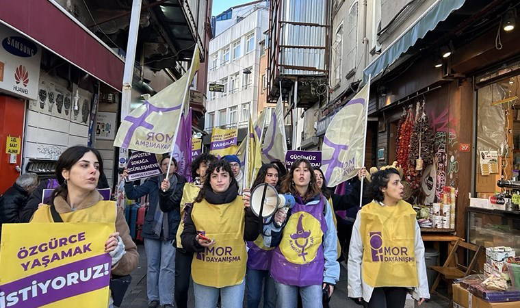 Mor Dayanışma'dan '25 Kasım' eylemi: 'İstanbul Sözleşmesi'nden çıkılmasaydı birçok kadın aramızda olacaktı'