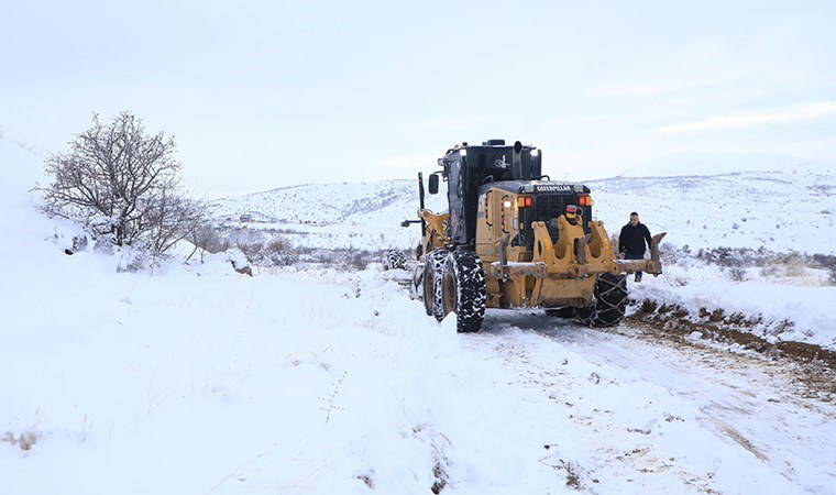 Elazığ'ı 'kar' vurdu: Kapalı 103 köy yolundan 24'ü ulaşıma açıldı