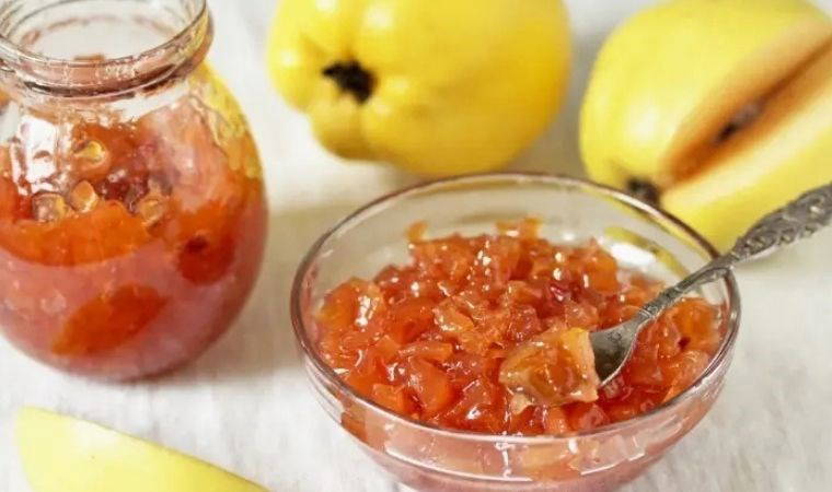 Kahvaltıyı tatlısız yapamayanlara: Tam ölçüsüyle enfes ayva reçeli tarifi
