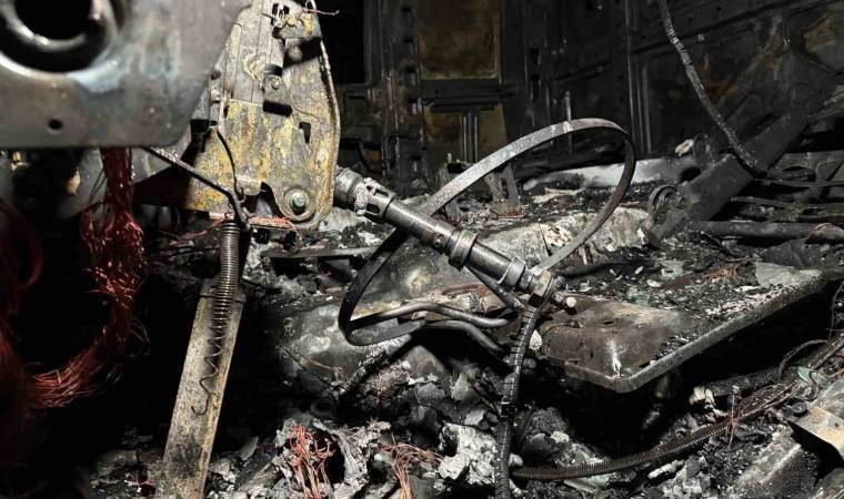 Anadolu Otoyolu'nda faciadan dönüldü! Küle dönen TIR'dan geriye demir yığını kaldı