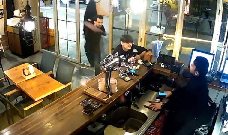 O anlar kamerada: İşyerindekilere ağaç dalıyla saldırdı!