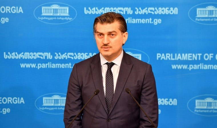 Eski futbolcu ve milletvekili, cumhurbaşkanı adayı oldu