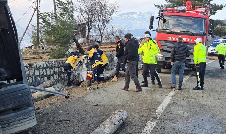 Safranbolu-Bartın yolunu kilitleyen kaza! Tomruk yüklü kamyon devrildi: 2 kişi ölü