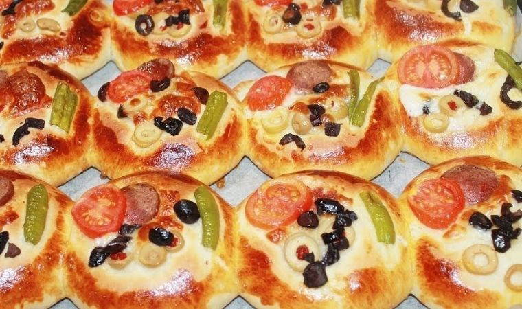 Akşam beş çayı için pratik lezzet! Mayasız pizza poğaça tarifi