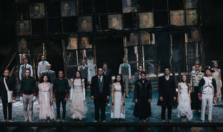Festival'de Tolstoy'un "Savaş ve Barış" eseri sahnelendi