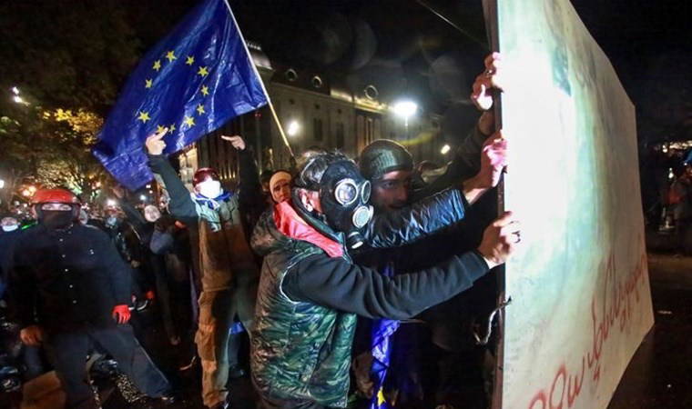 Gürcistan’da protestocularla polis arasında çatışma: 107 gözaltı