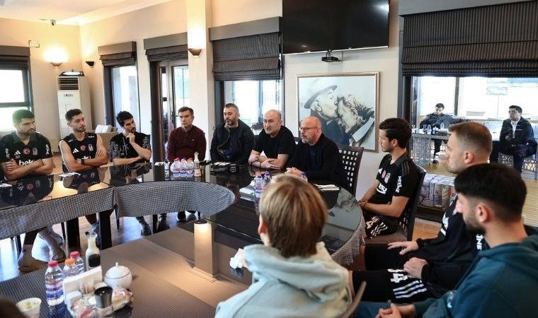 Beşiktaş'ta Ümraniye'ye sürpriz ziyaret! Başkan Hüseyin Yücel, takımla bir araya geldi