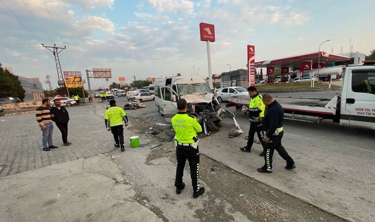 TIR ile minibüs çarpıştı: Çok sayıda yaralı var!