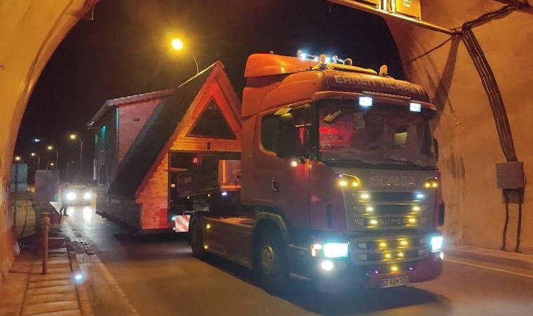 Ahşap ev taşıyan TIR, tünel girişindeki tabelaya takıldı
