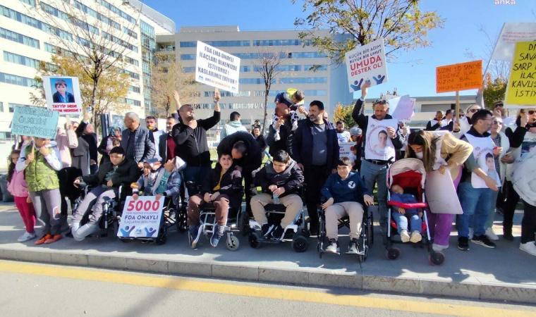 DMD hastası çocukların aileleri Sağlık Bakanlığı önünde eylem yaptı: ''Yaşam hakkı kutsal olan evlatlarımız için son nefesimize kadar mücadelemizi sürdüreceğiz''