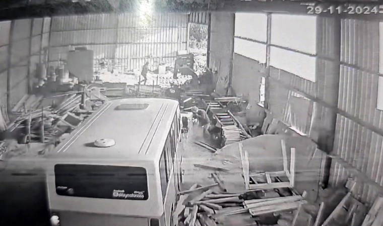 'İntikam' için babasının çalıştığı atölyeye minibüsle daldı: 6 işçi canını zor kurtardı