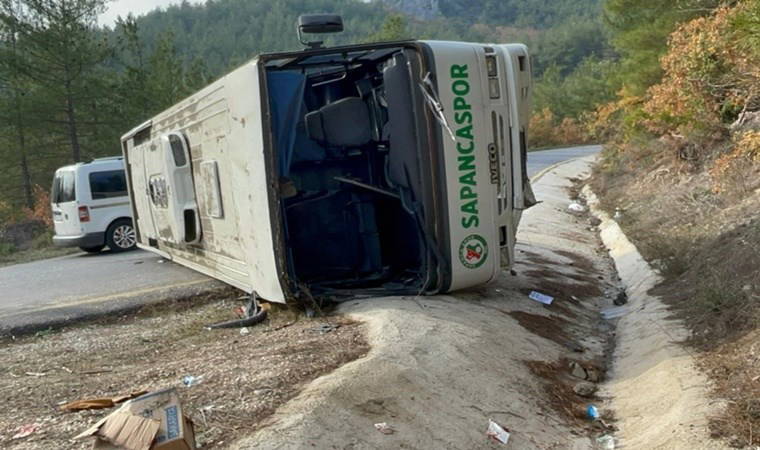 Pamukova'da ilkokul öğrencilerini taşıyan araç devrildi: Çok sayıda öğrenci ve öğretmen yaralı