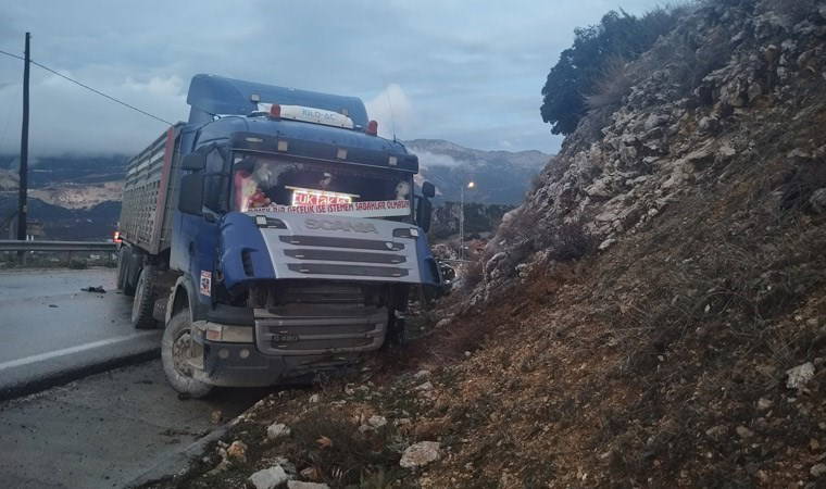 Isparta'da korkunç kaza! TIR ve otomobil kafa kafaya çarpıştı: 3 yaralı