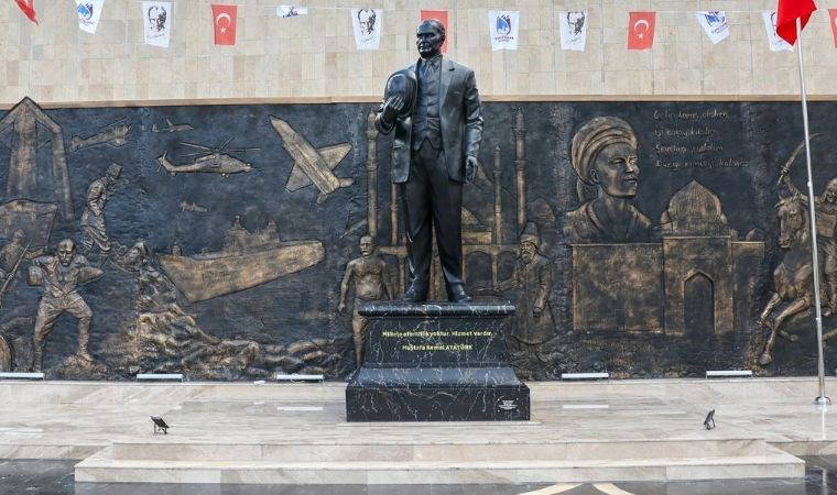 100. Yıl Meydanı’na yapılan Atatürk Heykeli törenle açıldı