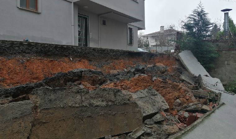 İstanbul'da korku dolu anlar... 3 metrelik istinat duvarı çöktü!