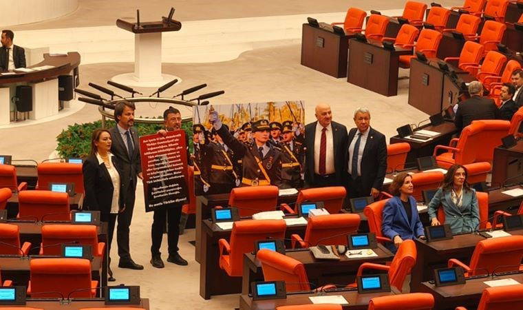 Teğmenlere Meclis'ten destek: Genel Kurul salonuna pankartla girdiler