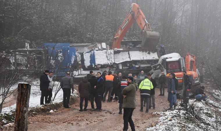 Sakarya'da faciadan dönüldü: TIR, taş kırma makinesinin altında kaldı