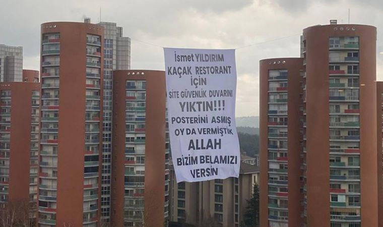AKP'li Ümraniye Belediye Başkanı'na dev pankartla protesto: 'Posterini asmış oy vermiştik, Allah belamızı versin'
