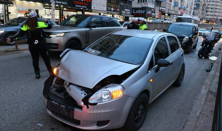 Antalya'da trafiği kilitleyen kaza: 3 araç birbirine girdi!