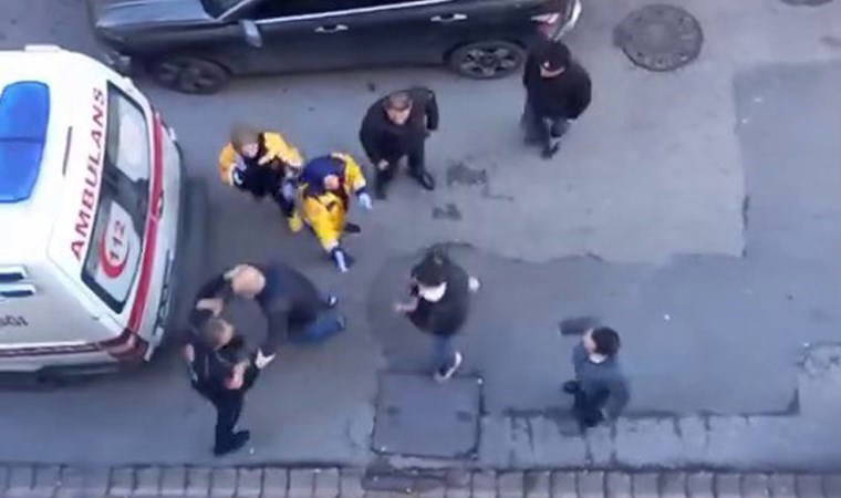 İstanbul Ümraniye'de pes dedirten görüntüler: Vakaya giden ambulans şoförüne saldırı! Önüne duba koyup yolunu kesti...