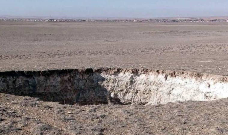 13 metre derinliğinde, 15 metre çapında... Konya'daki obruk tedirginlik yarattı!