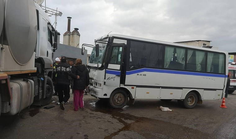 İşçi servis midibüsü ile süt kamyonu çarpıştı: Yaralılar var!