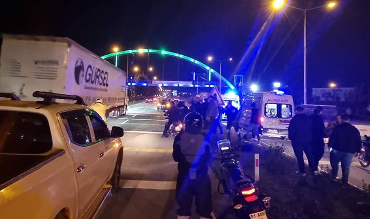 Karadeniz Sahil Yolu'nda korku dolu anlar... Otomobil yoldan geçen yayalara çarptı: 1 ölü, 1 yaralı