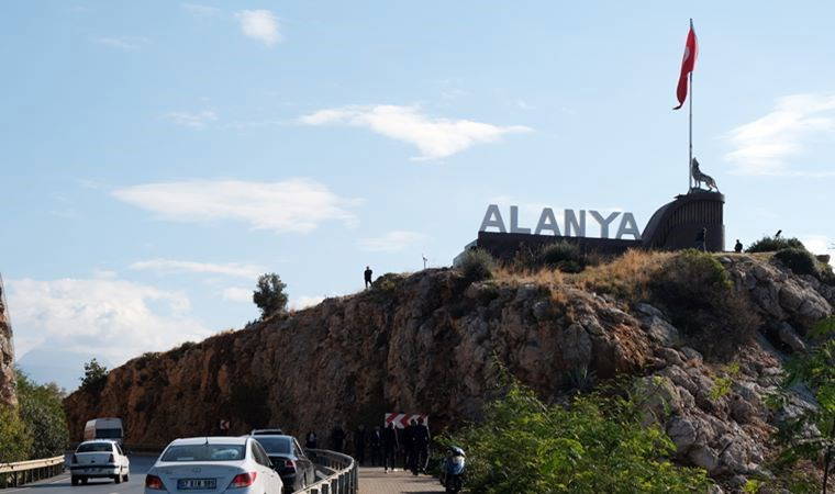 Alanya'da 'bozkurt' heykeli gerilimi: MHP dikti, CHP'li belediye kaldırdı