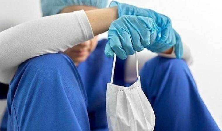 İzmir’de ebe ve hemşireler, Aile Hekimliği Sözleşme ve Ödeme Yönetmeliği’ne tepki gösterdi