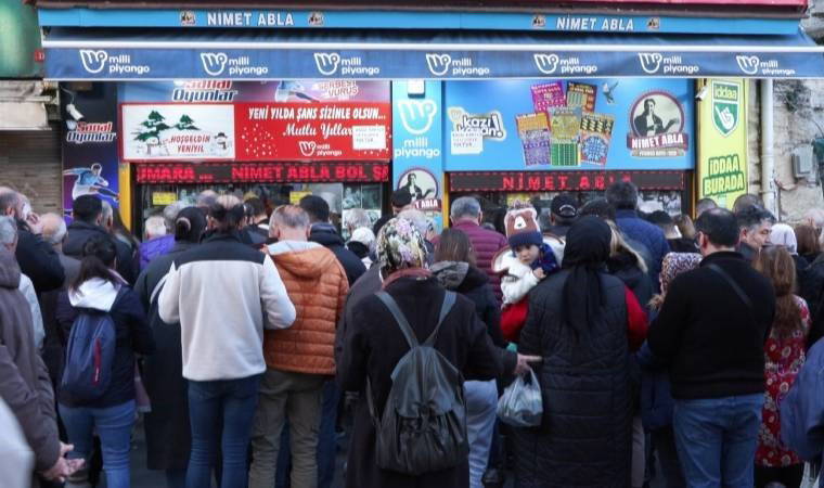 Eminönü'nde 600 milyon liralık büyük ikramiye için uzun kuyruk!